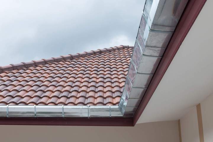 Installation de systèmes de zinguerie sur mesure de haute qualité